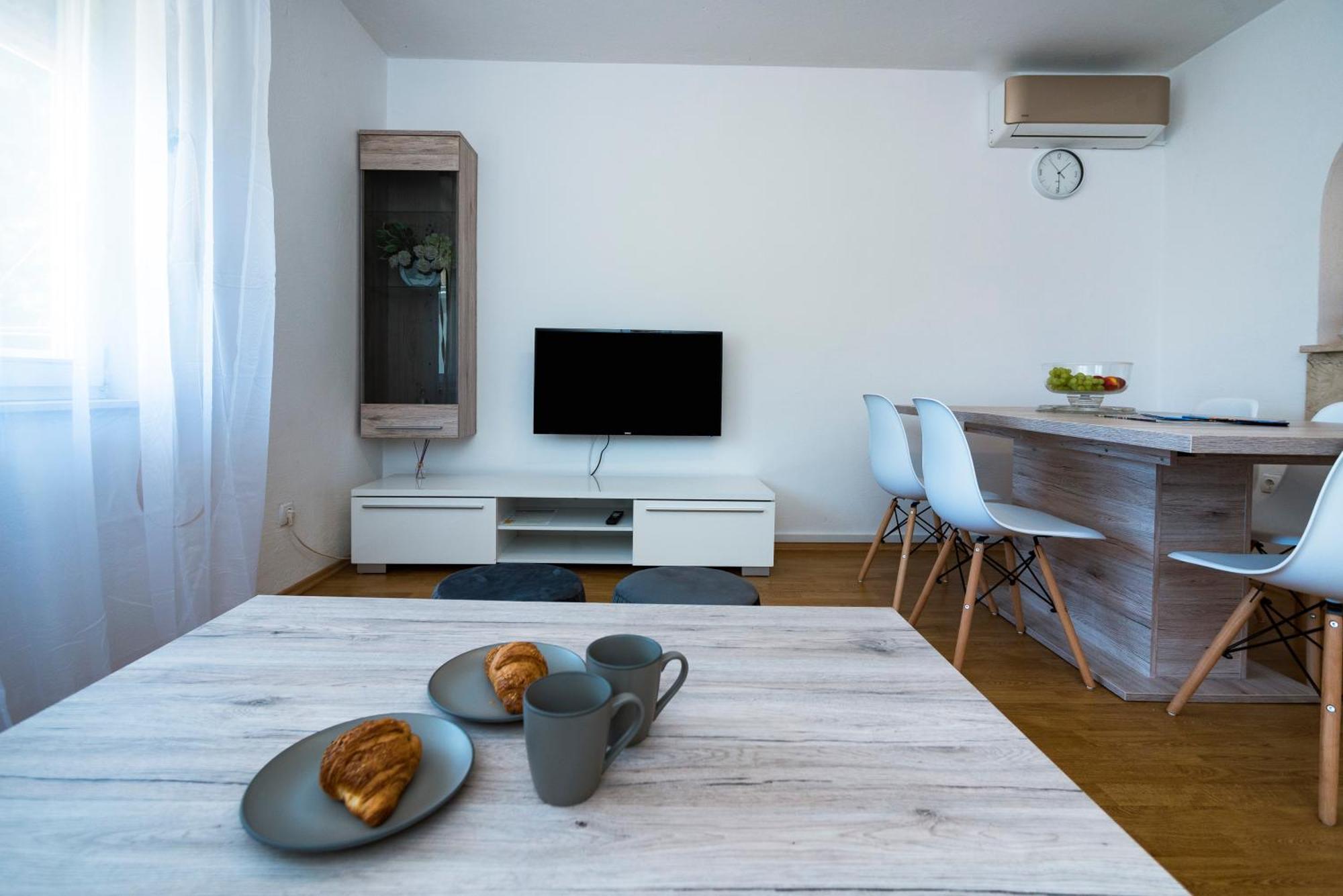 M&M Pelivan Apartments Solin Exterior photo