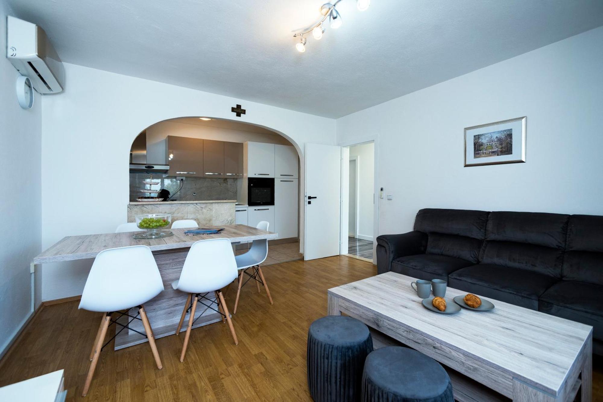 M&M Pelivan Apartments Solin Exterior photo