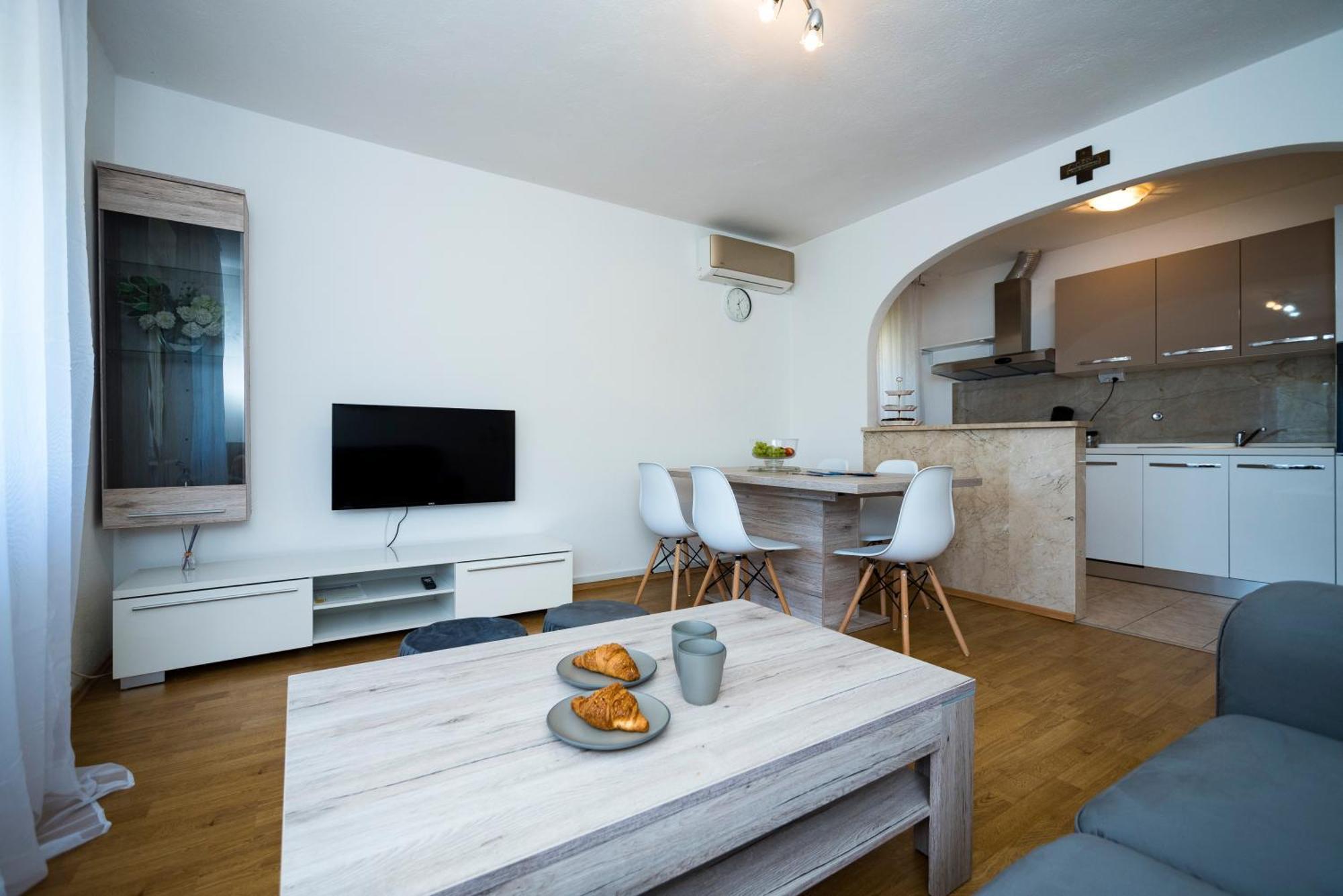 M&M Pelivan Apartments Solin Exterior photo