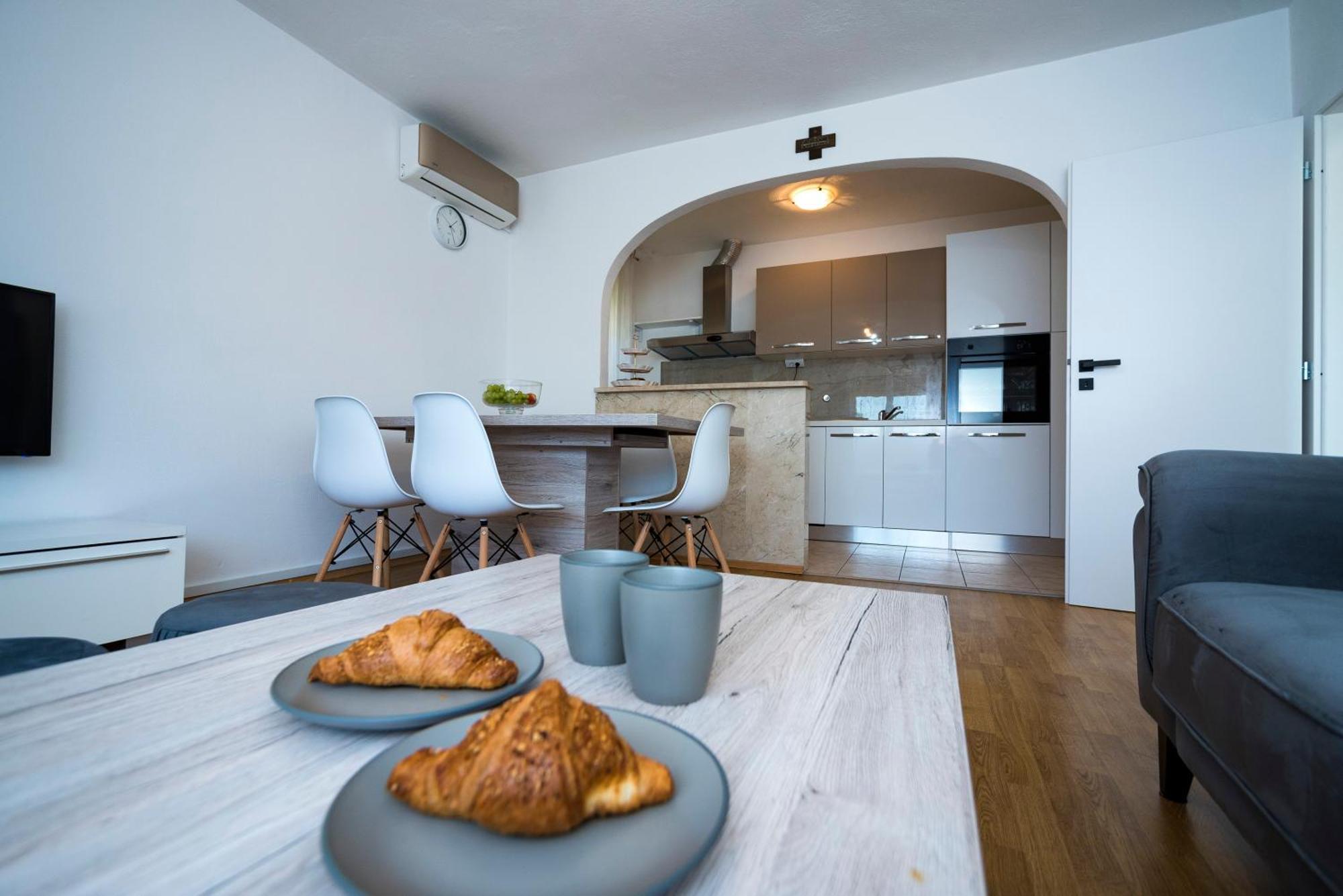 M&M Pelivan Apartments Solin Exterior photo